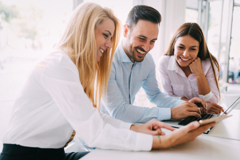 ¿Sabías que según el Informe Best Workplaces 2022, solo el 55% de las personas trabajan en un lugar emocionalmente saludable para ellas?